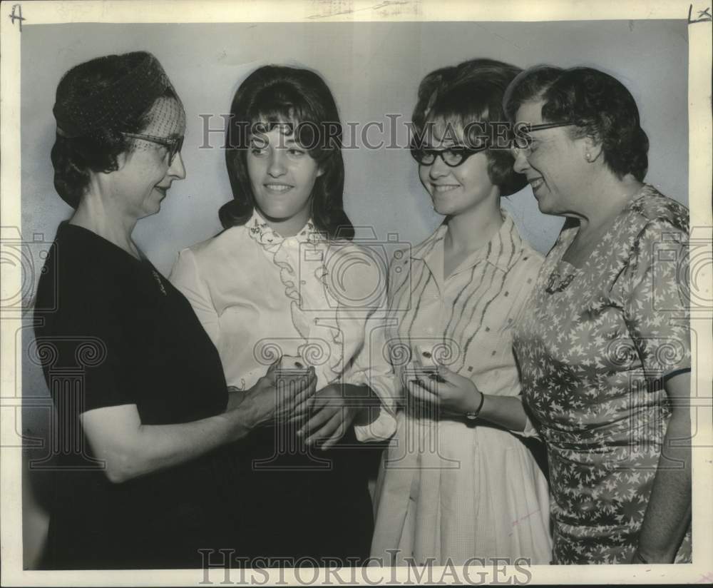 1962 Press Photo Mrs. Patrick H. Hanley talks with members of Opera Association