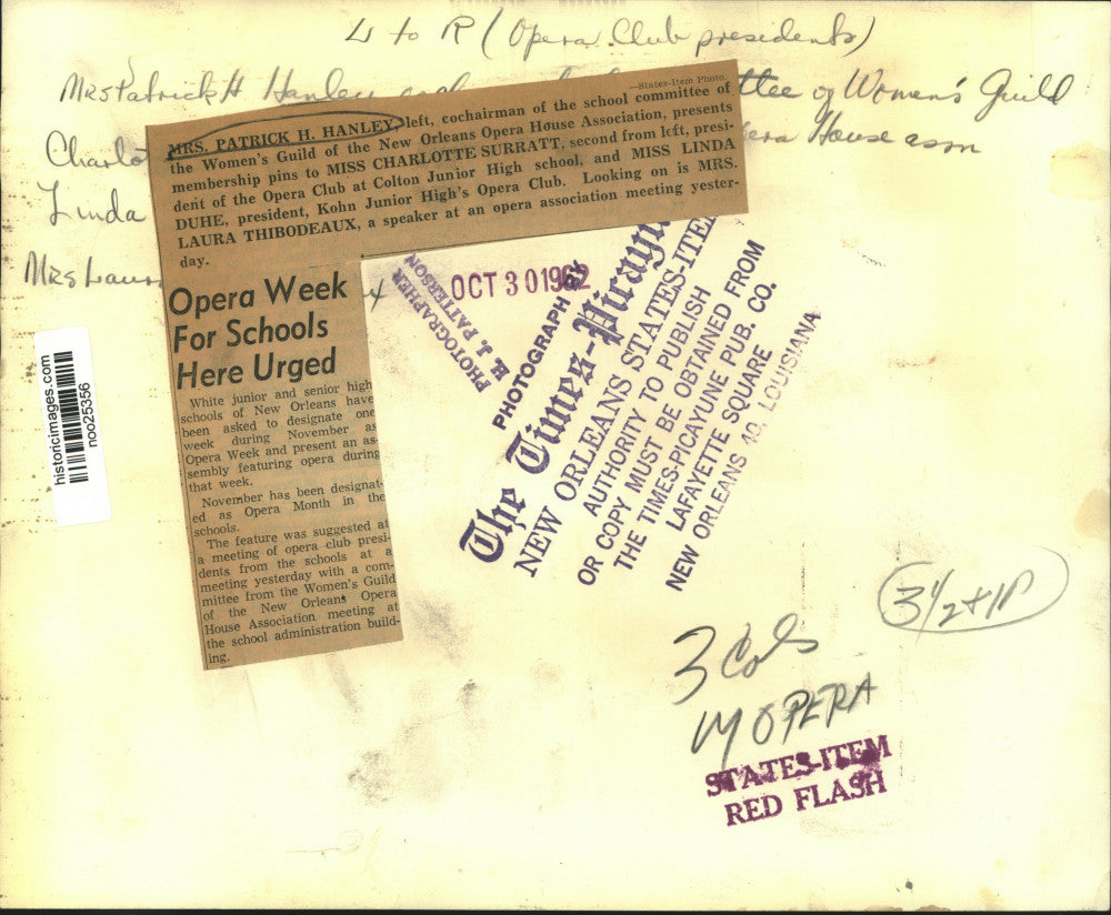 1962 Press Photo Mrs. Patrick H. Hanley talks with members of Opera Association