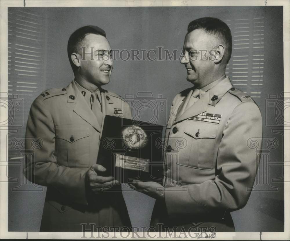 1959 Press Photo Captain E.B. Hart, USMC, receives recruiting award - noo25390