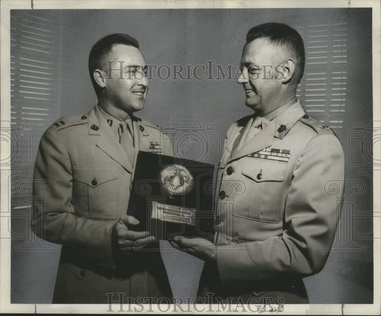 1959 Press Photo Captain E.B. Hart, USMC, receives recruiting award - noo25390