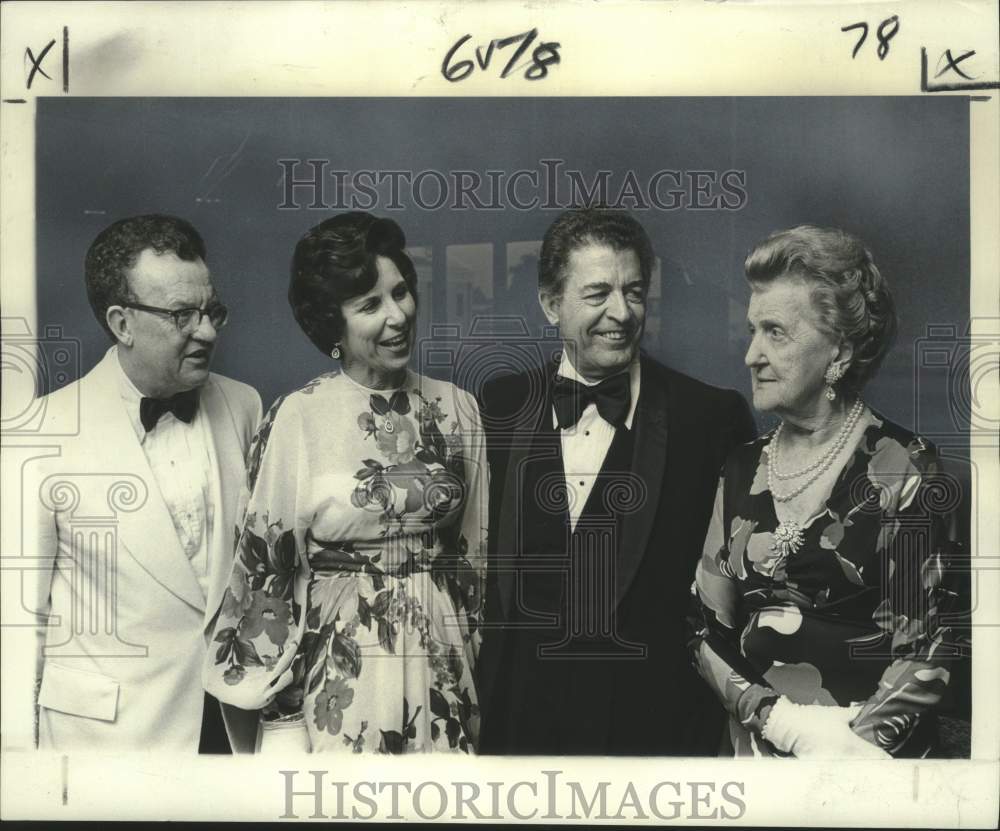 1977 Press Photo Mr. &amp; Mrs. Lloyd Hawkins, Dr. Aspredites, New Orleans Opera- Historic Images