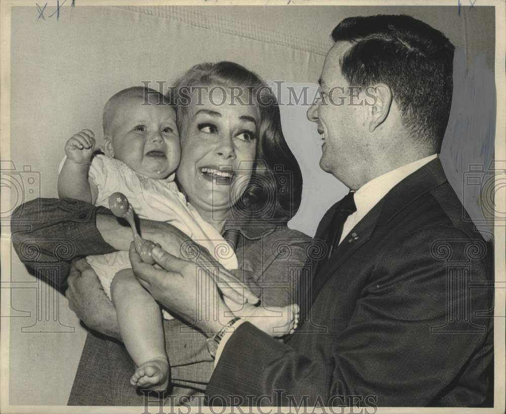 1967 Press Photo June Havoc holds baby, &quot;Heathy Baby Week&quot; - noo25423