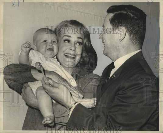 1967 Press Photo June Havoc holds baby, "Heathy Baby Week" - noo25423