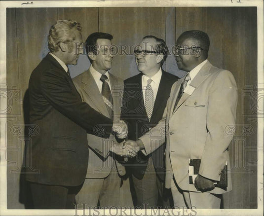 1973 Press Photo James Hays shakes hands with Mayor, Louisiana Jury Association- Historic Images