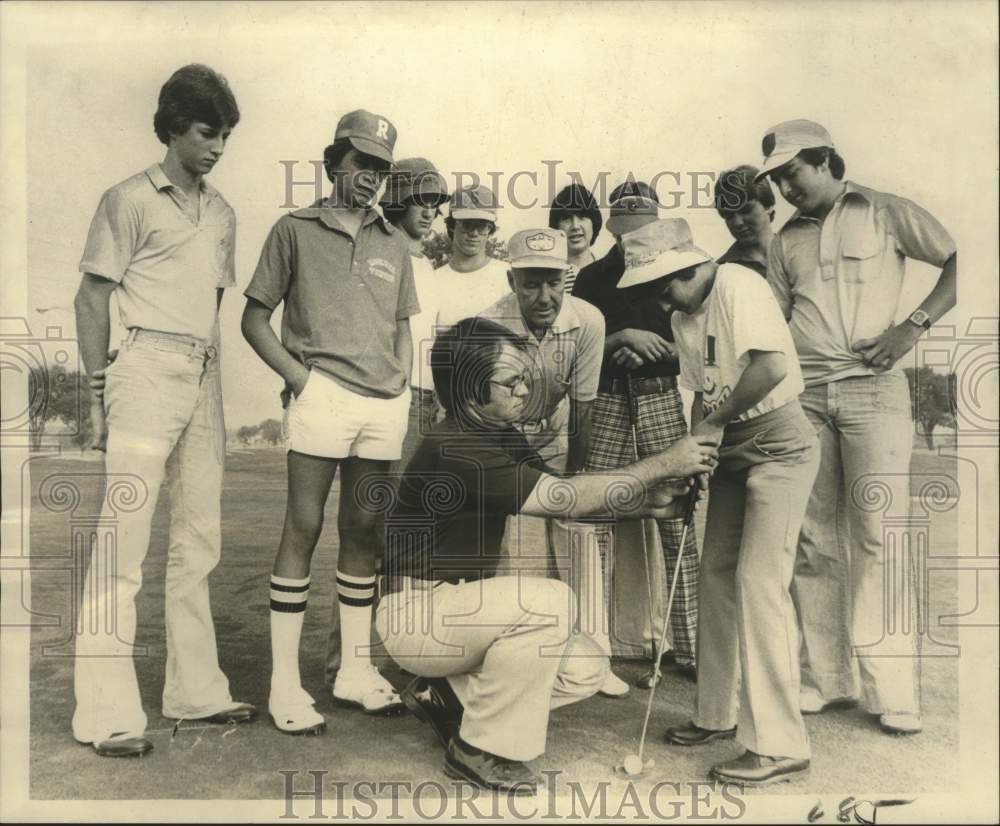 1976 Press Photo Frank Gumpert giving golf tips, City Park North Course- Historic Images