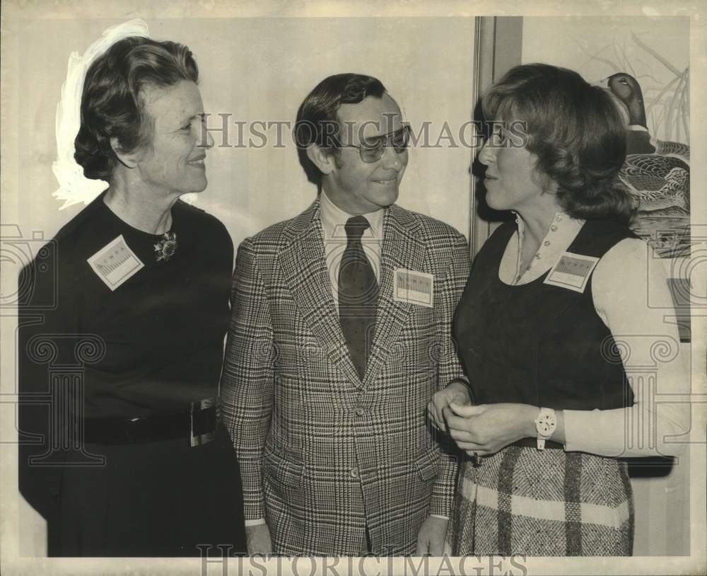 1972 Press Photo Mrs. Polk Guest of Friends of Kennedy Center Talks with Others- Historic Images