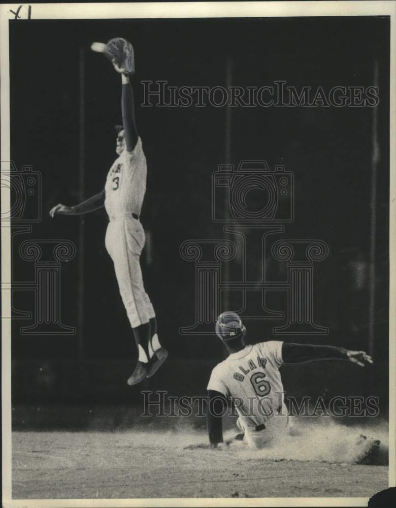 1971 Press Photo New York Mets Short Stop Makes Catch in Game - noo26229- Historic Images