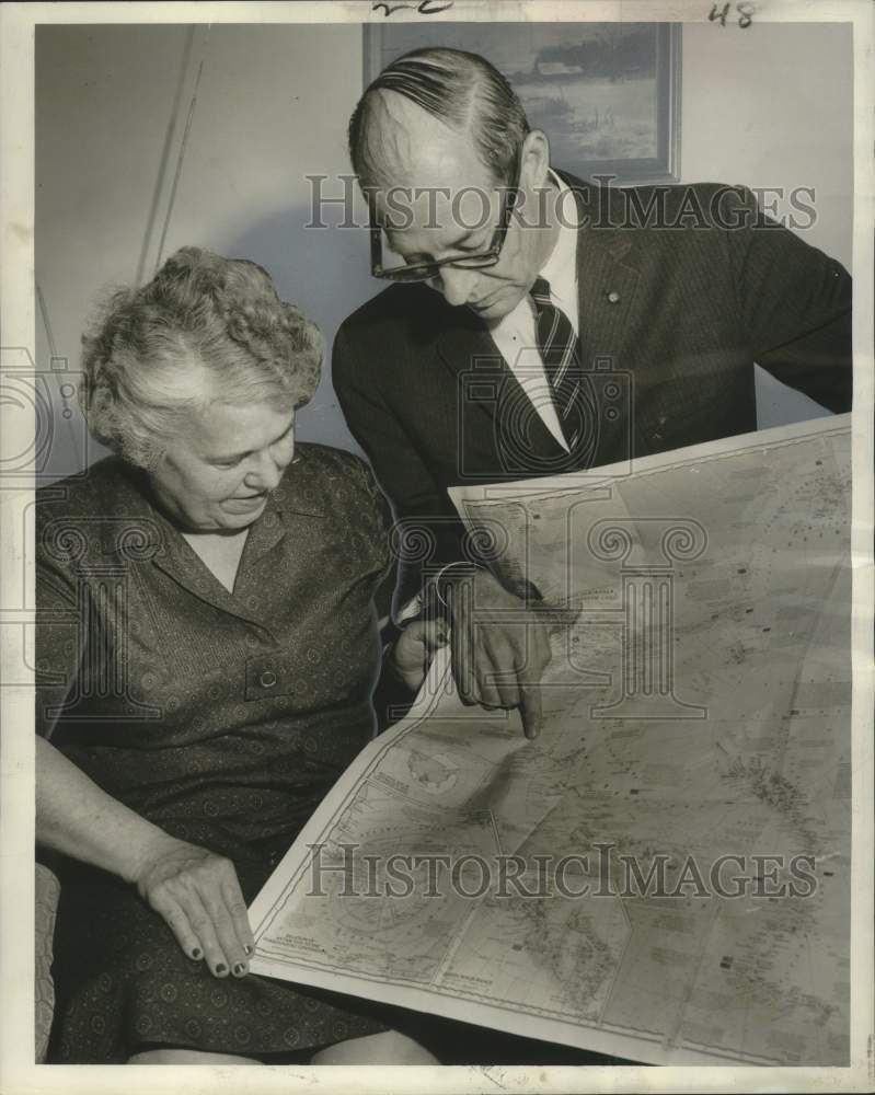 1960 Press Photo Parents of New Orleans officer Hatch look at a map of Antartica- Historic Images