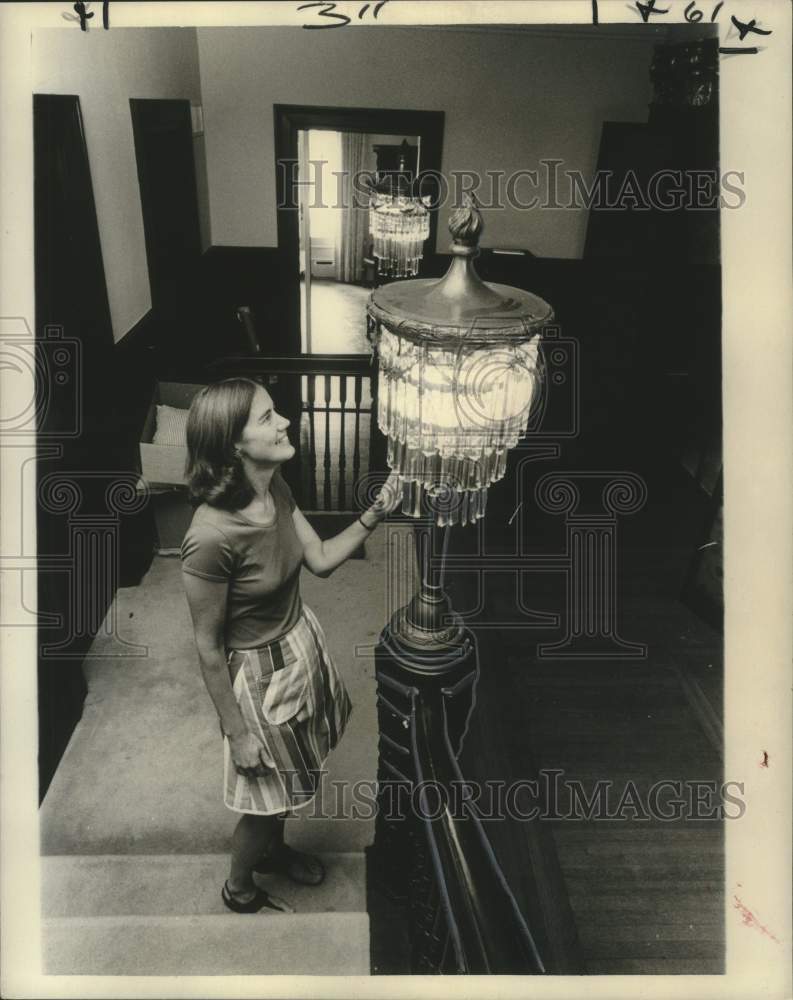 1975 Press Photo Mrs. Hackney inspects the house chandeliers - Historic Images