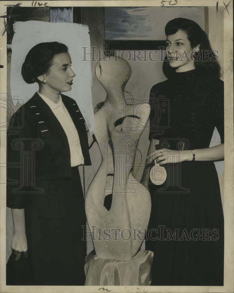 1952 Press Photo Shearly Mae Grode, left, and Lin Emery with sculpture