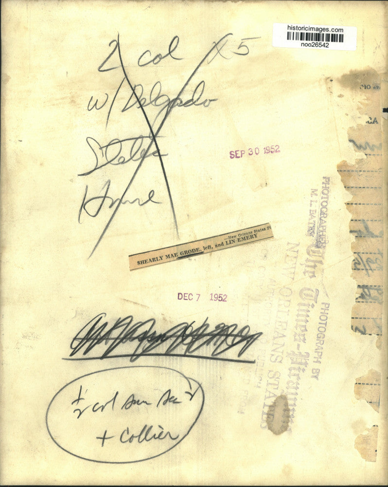 1952 Press Photo Shearly Mae Grode, left, and Lin Emery with sculpture