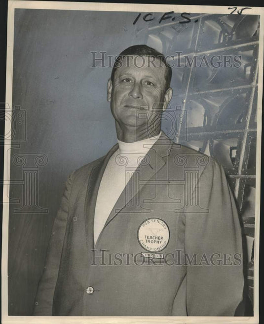 1966 Press Photo Golf - Freddie Haas Wearing PGA Seniors Championship Jacket- Historic Images
