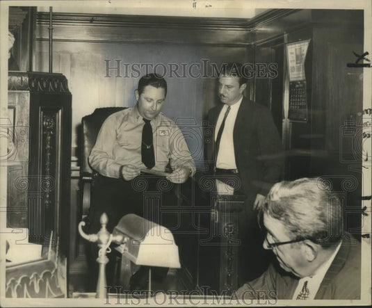 1954 Press Photo New Orleans Police Officer Harold Giarrusso Gives Testimony