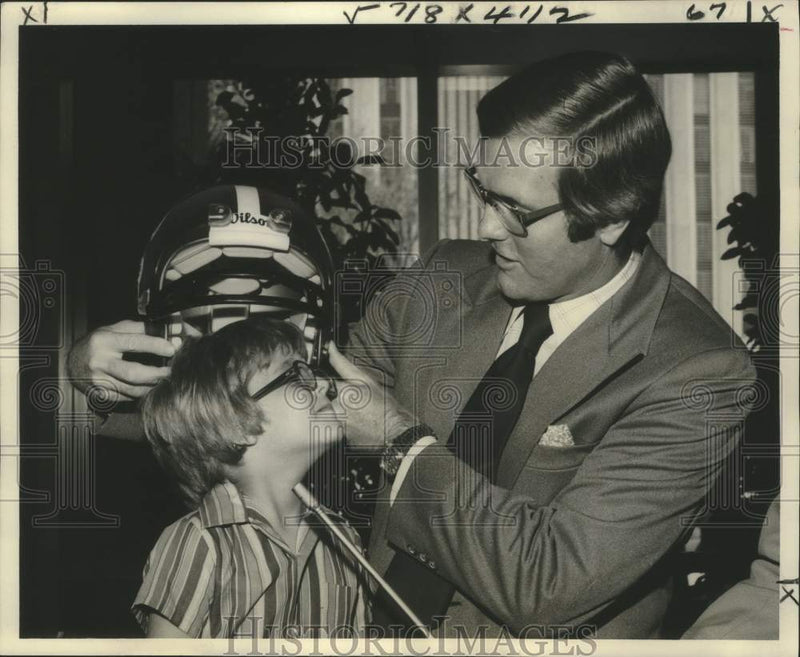 Load image into Gallery viewer, 1978 Press Photo Fred Bruce &amp; Miami Quarterback Bob Griese Before Football Game

