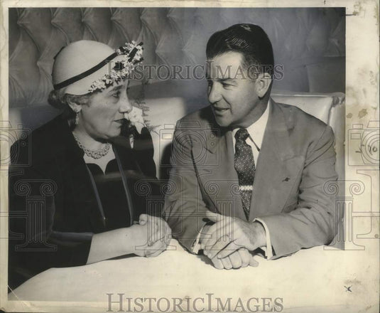 1950 Press Photo Mrs. Louis H. Hasemann with Judge Blessing - noo27004