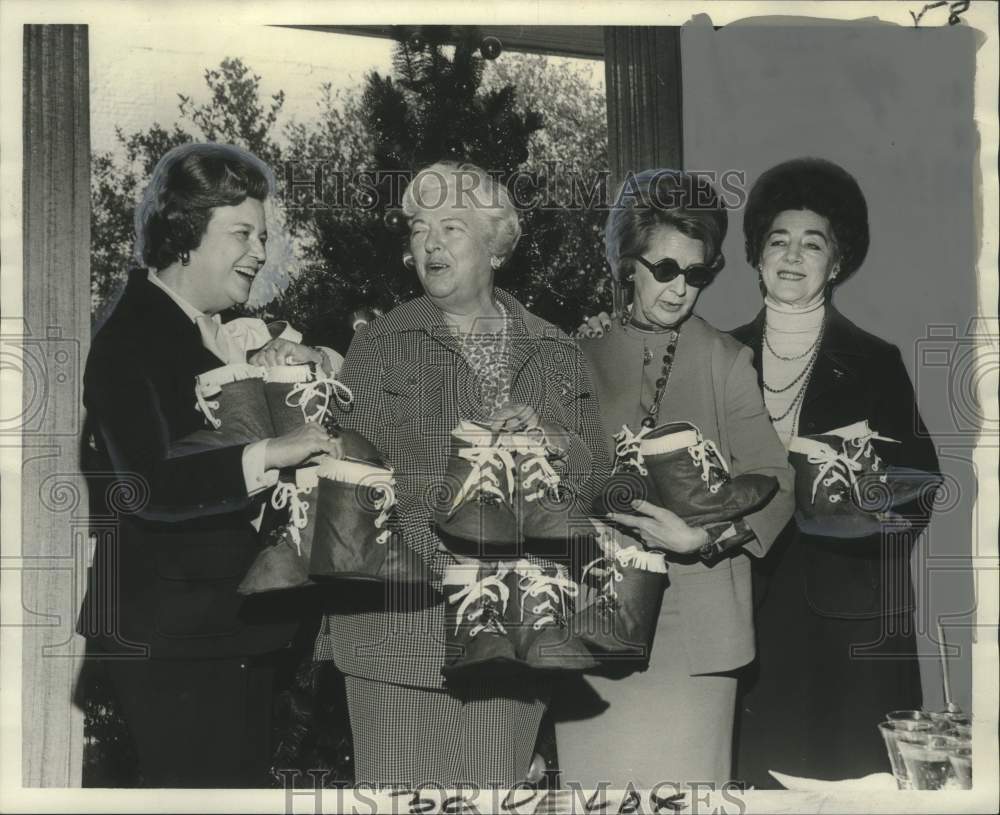 1974 Press Photo Lake Vista Women&#39;s Club Christmas donation to St. Anna&#39;s Asylum- Historic Images