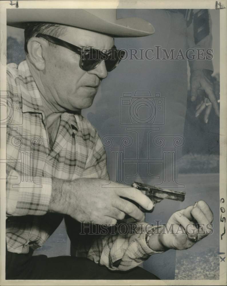 Load image into Gallery viewer, 1959 Press Photo Sheriff Percy Hebert holds gun and shell case - noo27465
