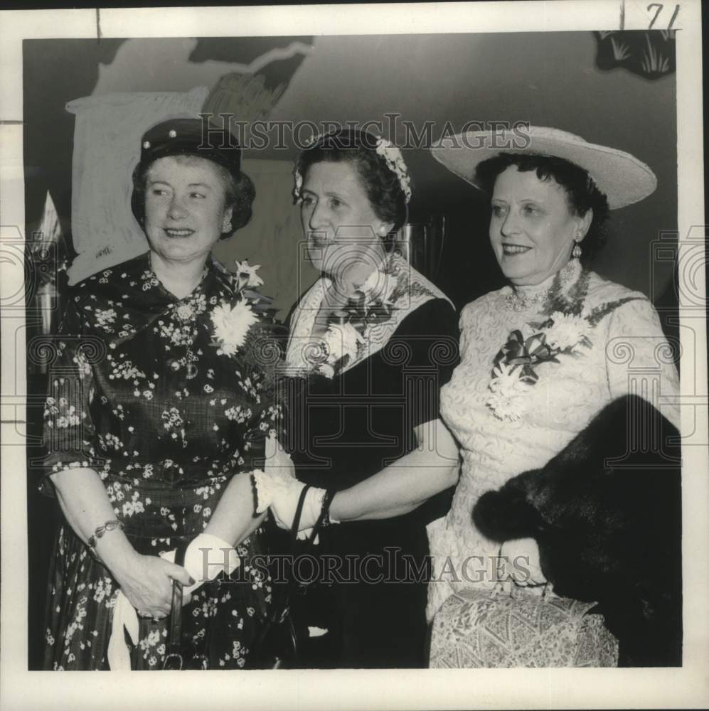 1956 Press Photo City Park Women&#39;s Club officers directing club activities