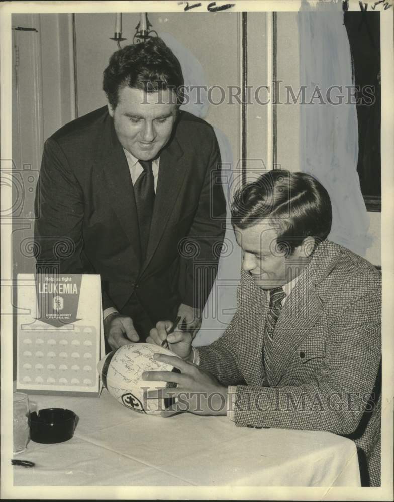 1972 Press Photo Edd Hargett &amp; Louis A. Heyd- Leukemia Society Fundraiser- Historic Images