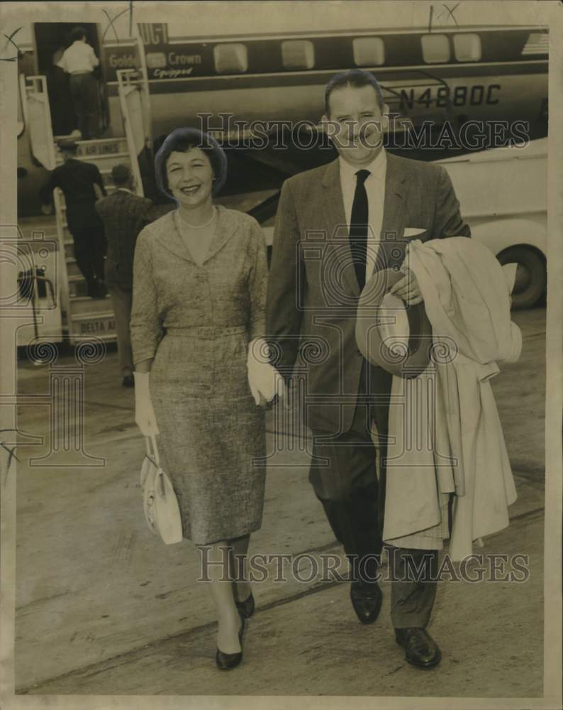Load image into Gallery viewer, 1958 Press Photo Governor and Mrs. Robert D. Holmes, Moisant Airport
