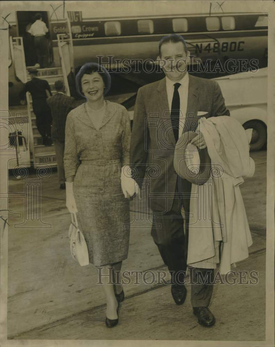 1958 Press Photo Governor and Mrs. Robert D. Holmes, Moisant Airport