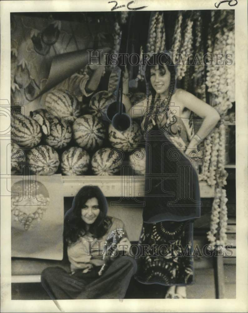 1974 Press Photo Miriam Hirsch &amp; Suzanne Zimmerman at drawing &amp; sculpture show