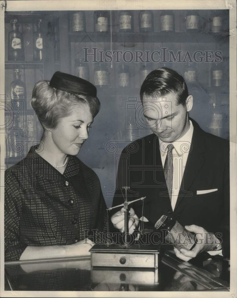 Load image into Gallery viewer, 1963 Press Photo Mr. and Mrs. John D. Larue at Historical Pharmacy Museum
