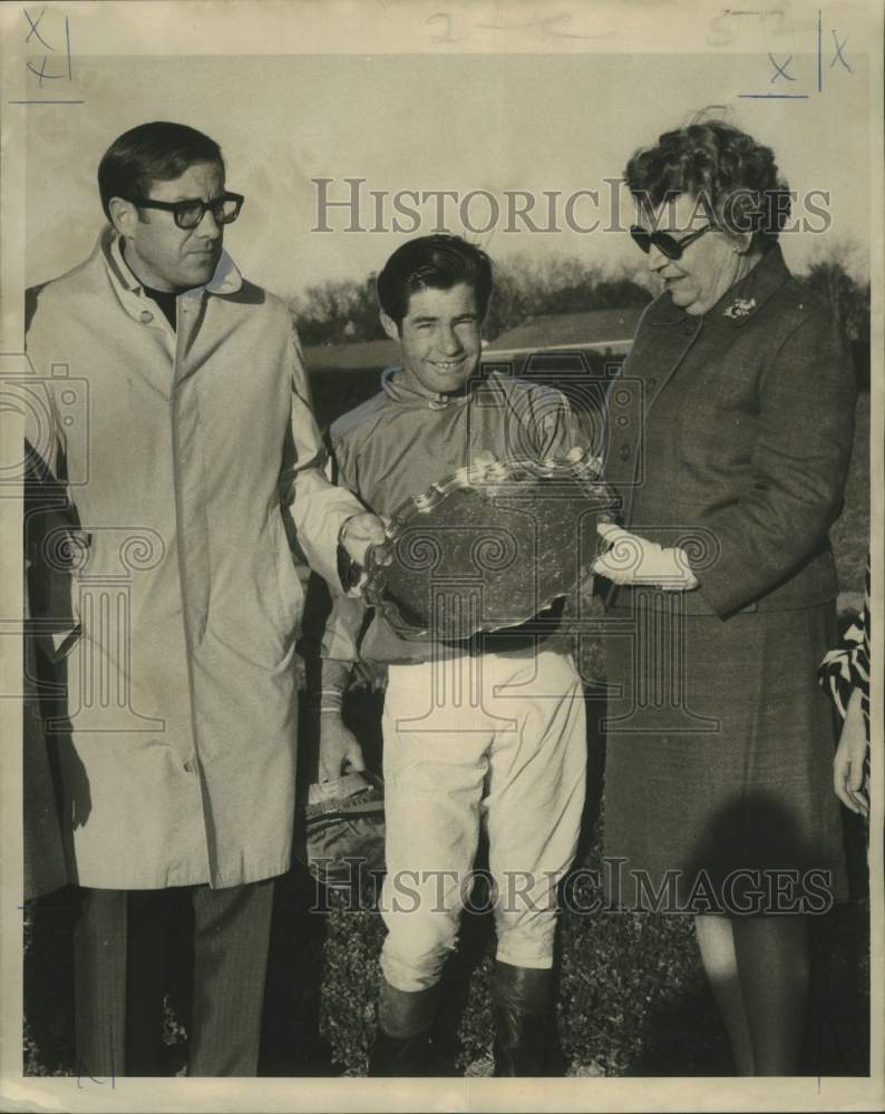 1968 Press Photo Trainer Jere Smith &amp; jockey Donald Holmes- Win at Fairgrounds- Historic Images