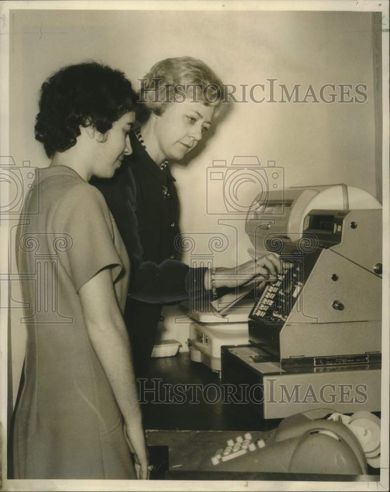 Load image into Gallery viewer, 1967 Press Photo Training director Mrs. Margaret Wynn with student - noo27751

