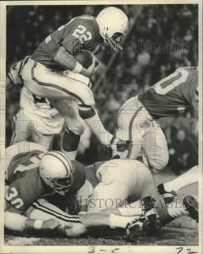 Load image into Gallery viewer, 1970 Press Photo Kentucky's Jim Godwin (22) returns a LSU kickoff 14 yards
