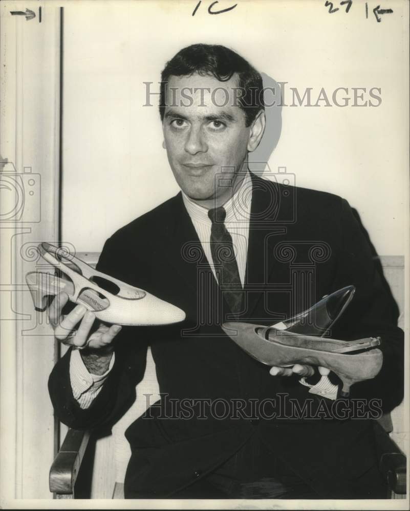 1964 Press Photo Joseph Gandolfo, designer of Piccolino shoes at New York studio- Historic Images