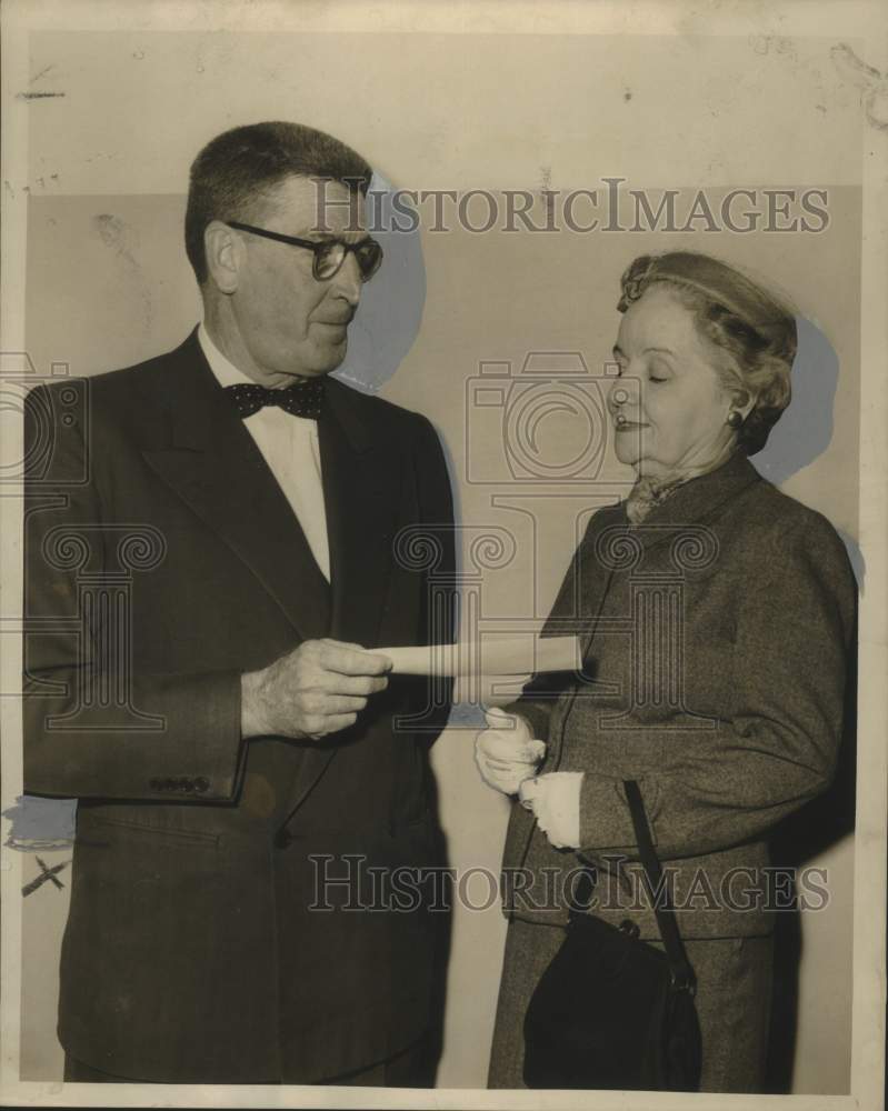 Load image into Gallery viewer, 1955 Press Photo Mrs. Malcolm Helm winner Traffic Safety Essay Contest
