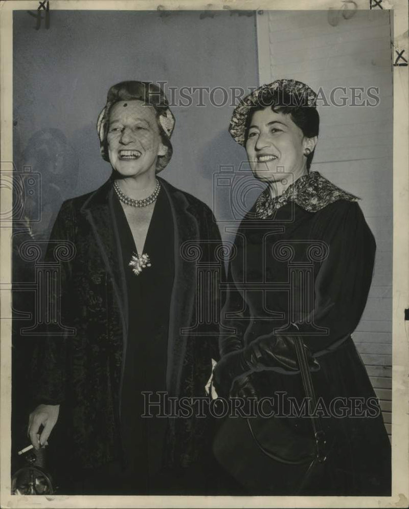 Load image into Gallery viewer, 1955 Press Photo Lillian Hellman, Mrs. Alexander HIlberg in New Orleans

