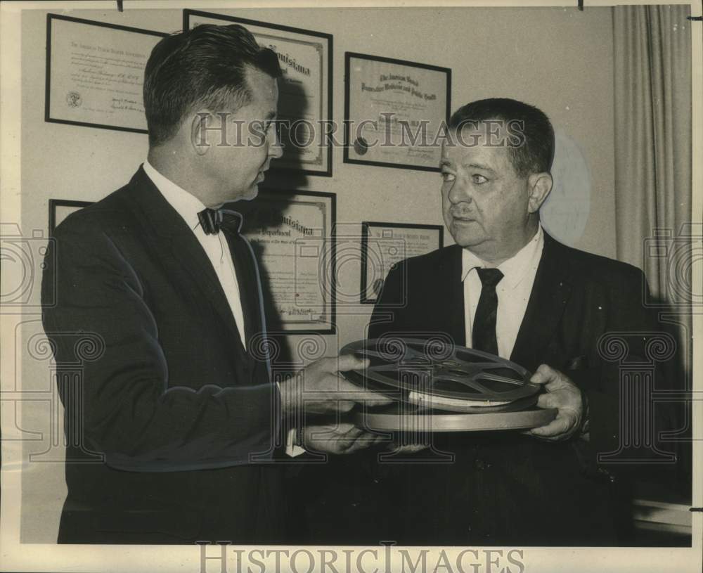 1968 Press Photo Dr. Andrew Hedmeg Given Film &quot;The Battle to Breathe&quot;- Historic Images