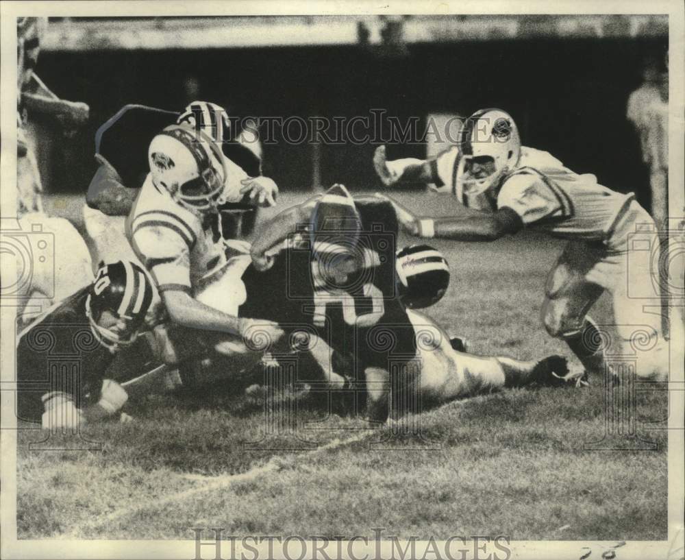 1970 Press Photo Holy Cross Running Back Corey Erdmann stops-Rummel defenders- Historic Images