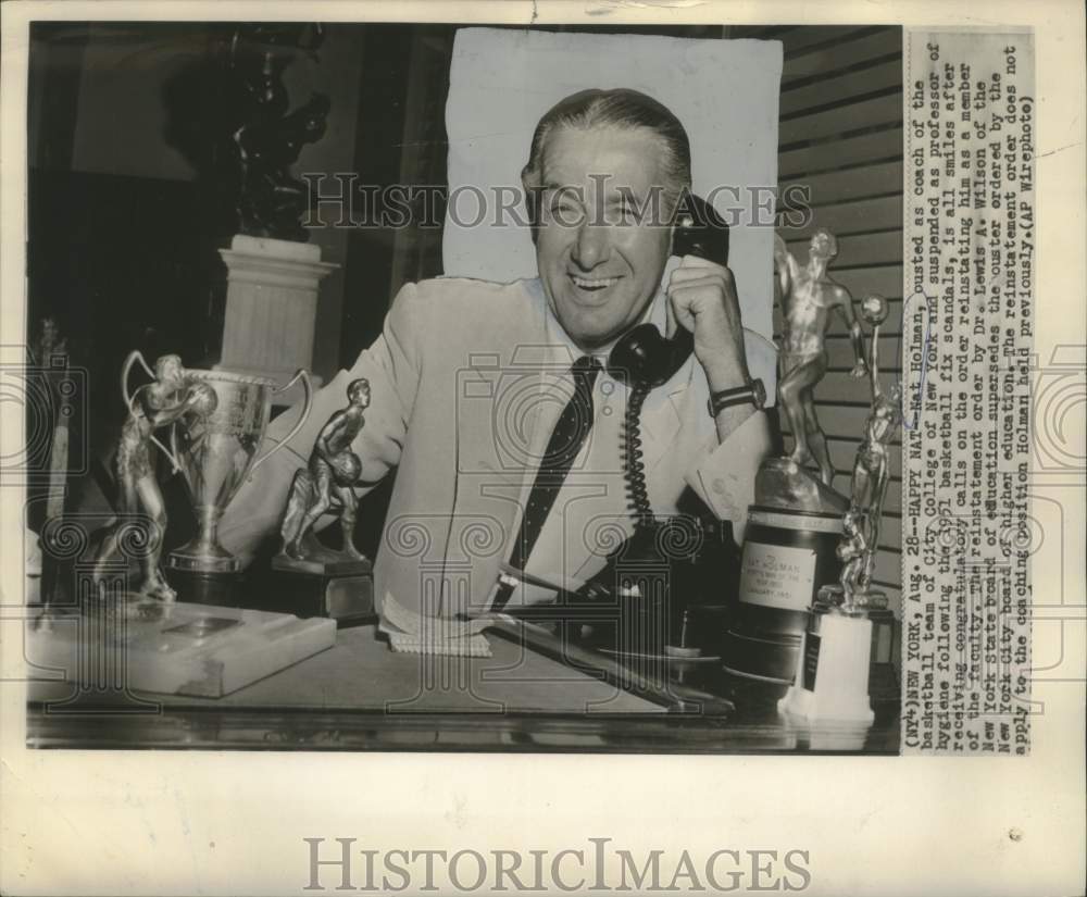 Press Photo Nat Holman happily receiving reinstatement order - noo28318- Historic Images