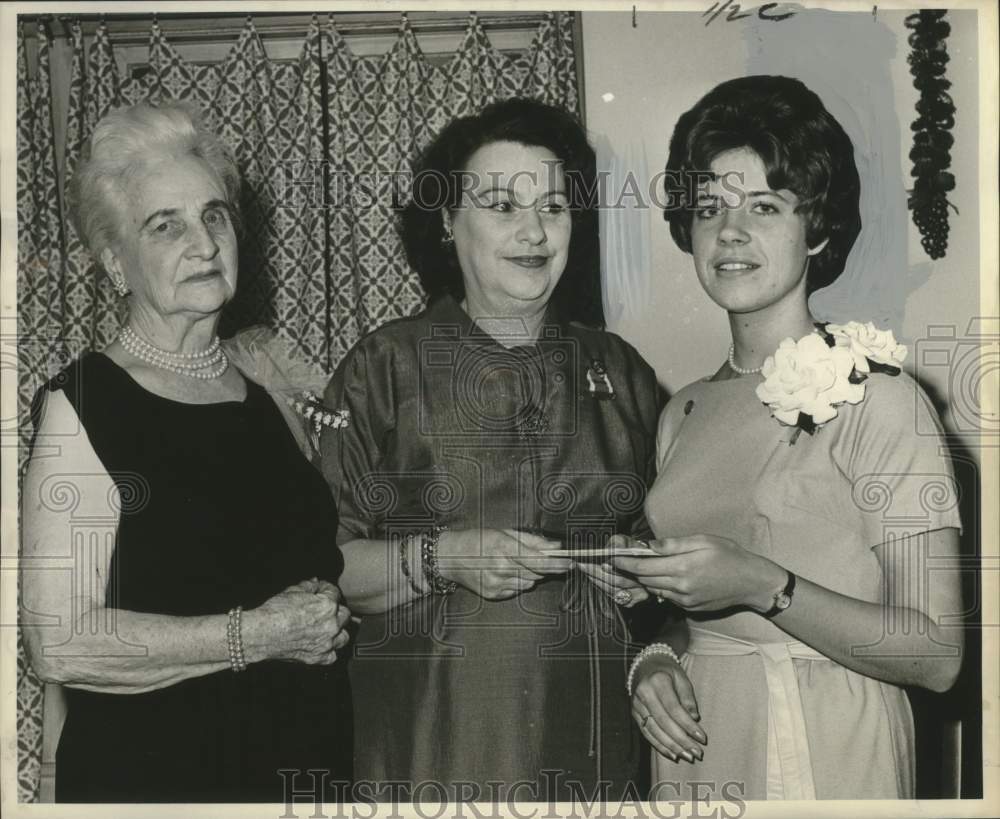 1963 Press Photo Robert Harvey Chapter, DAR, Presents Award to Kay Harvey