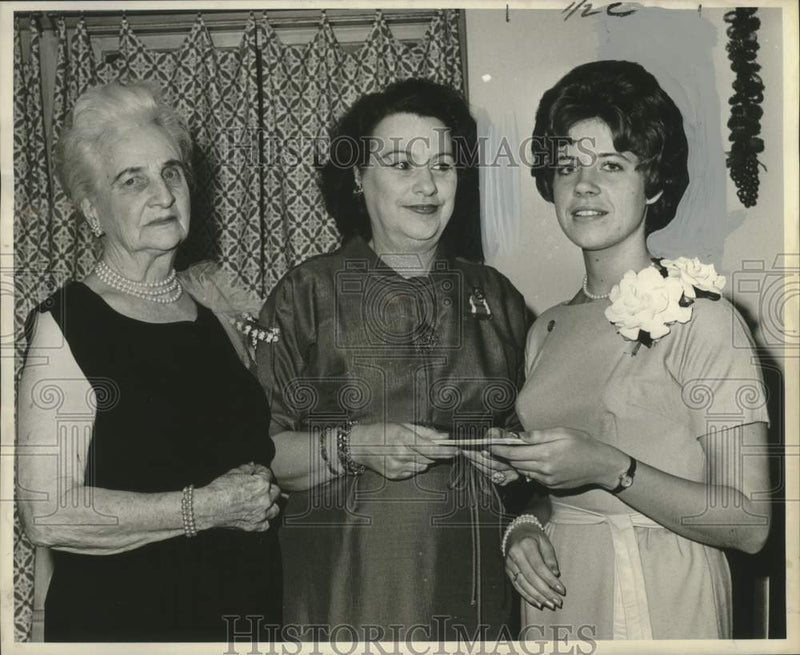Load image into Gallery viewer, 1963 Press Photo Robert Harvey Chapter, DAR, Presents Award to Kay Harvey
