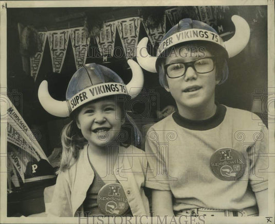 Press Photo Ingrid & Tracy Helling of Mankato, Minnesota to see Super Bowl IX- Historic Images