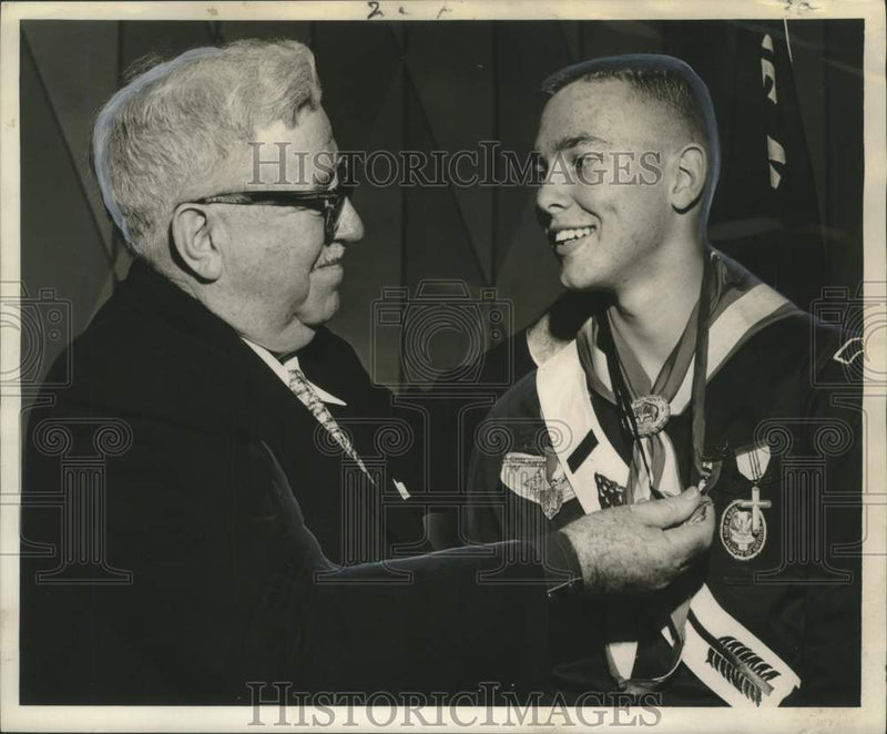 Load image into Gallery viewer, 1959 Press Photo Leo Hebert receives Silver Pelican Award from Donald W. Coleman
