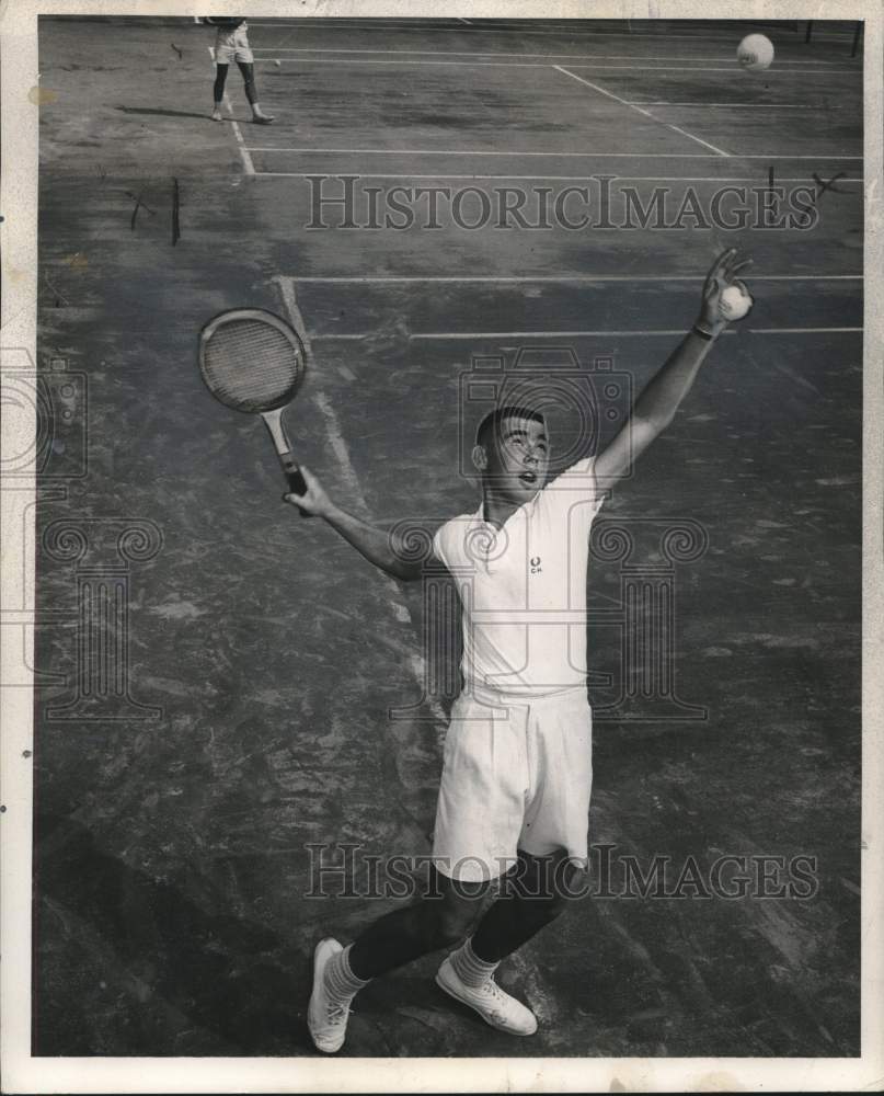 1960 Press Photo Tulane Tennis Player Crawford Henry Serves Ball - noo28809- Historic Images