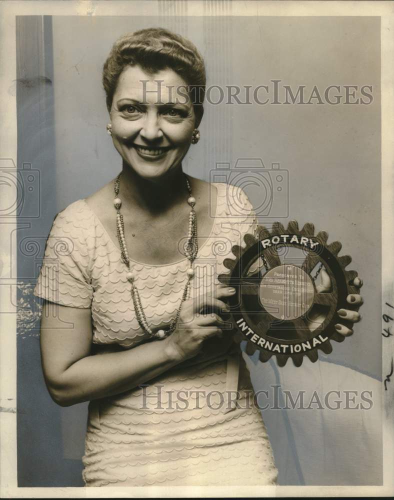 1959 Press Photo West Bank Rotary Club Member Henrietta Henricks with Award- Historic Images