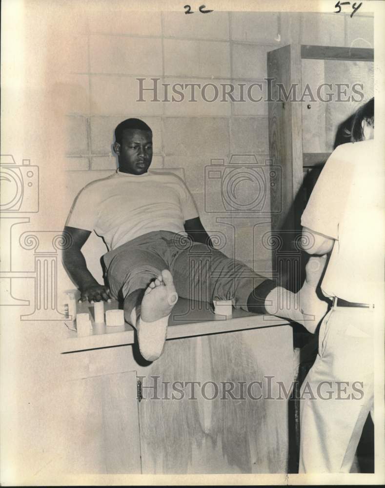 1971 Press Photo Bob Gresham, being taped before the game - noo29027- Historic Images