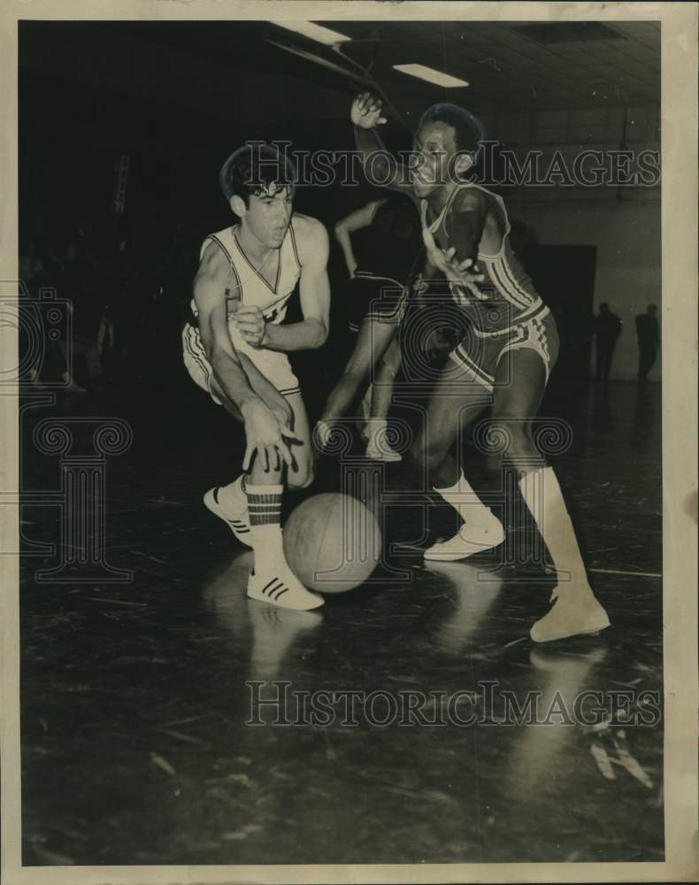 1973 Press Photo De La Salle &amp; Holy Cross basketball game - noo29250- Historic Images