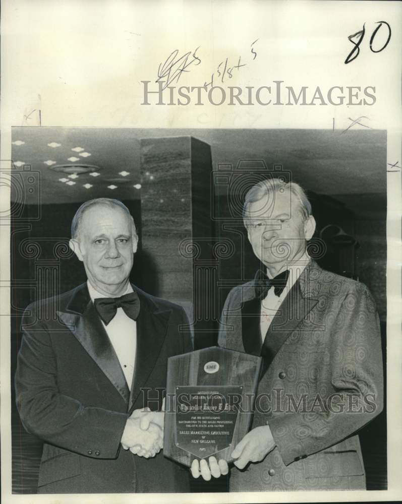 1975 Press Photo Dr. Homes L. Hitt honored by A.J. Veglia- Sales-Marketing