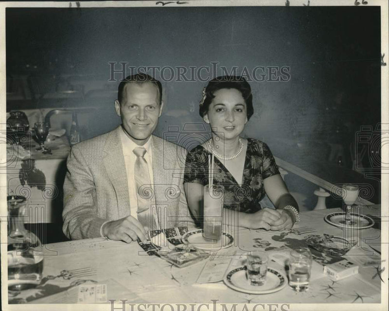 Load image into Gallery viewer, 1958 Press Photo Mrs. Earl G. Heigle, winner of the "King Go Forth" contest

