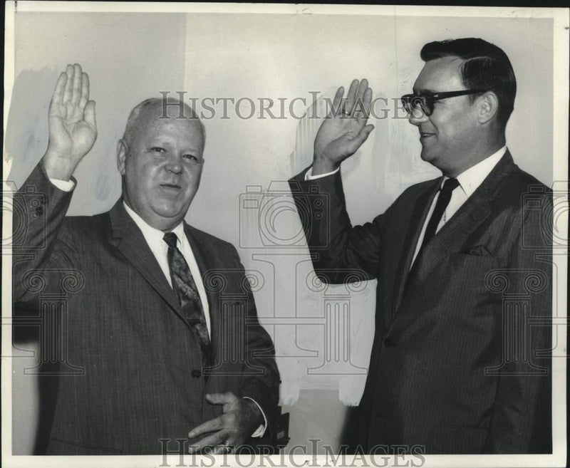 Load image into Gallery viewer, 1969 Press Photo Dr. Thomas Healy Takes Coroner's Oath of Office - noo30185
