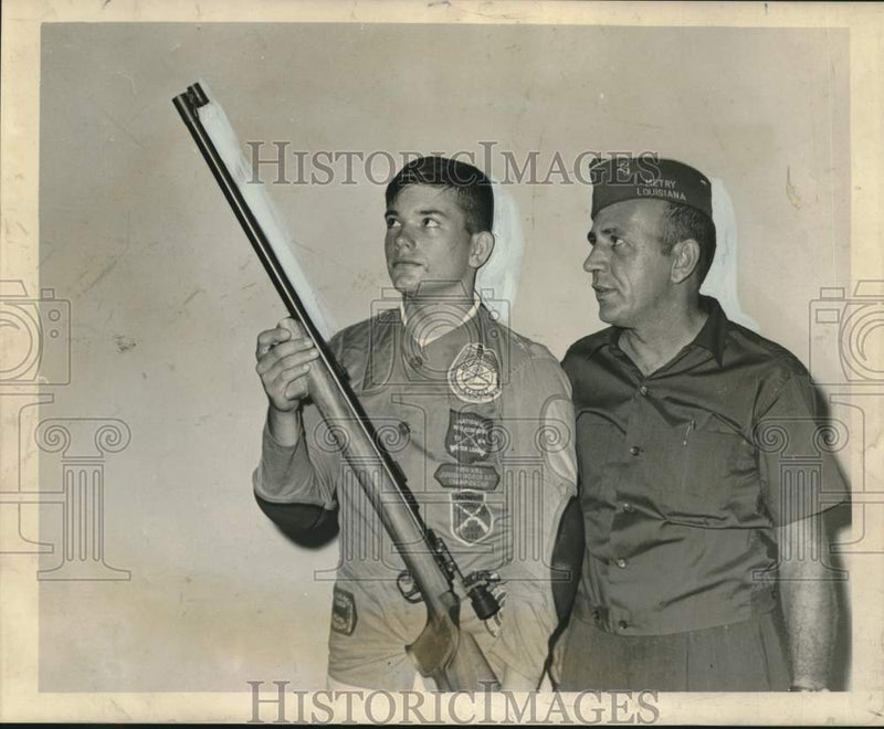Load image into Gallery viewer, 1965 Press Photo Marksman Daniel Healy and Coach Clarence Doyle - noo30208
