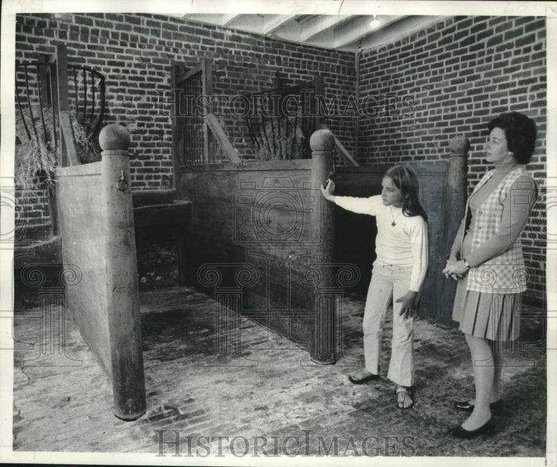 Load image into Gallery viewer, 1974 Press Photo Tour of Hermann-Grima House Given to Sarah Pitts - noo30225
