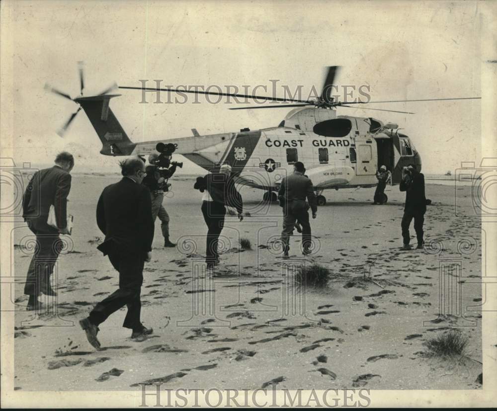 1970 Press Photo Secretary of Interior Hickel &amp; others board helicopter in LA- Historic Images